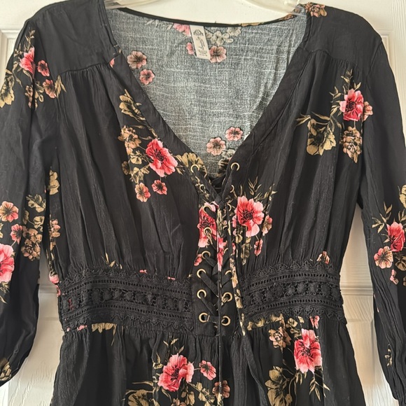 💙 2 for $10💙 Lace Up Top - Picture 2 of 4